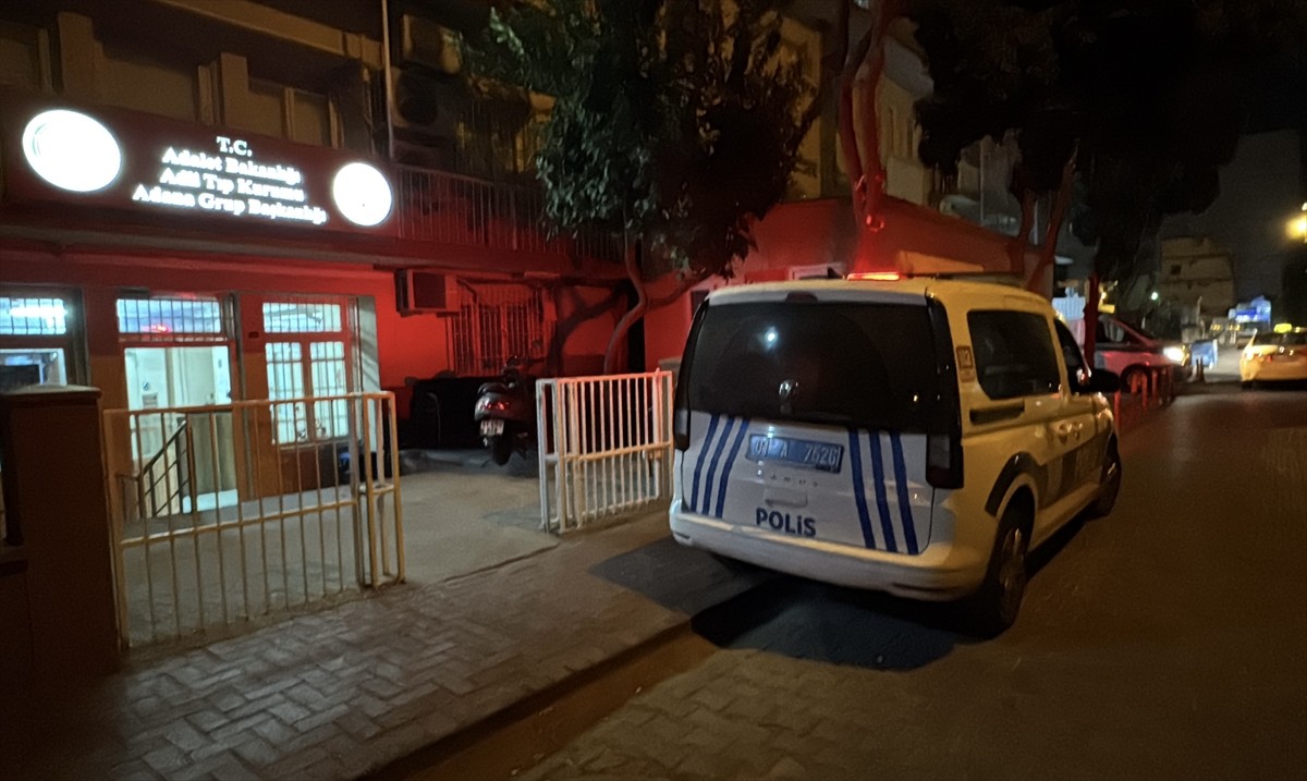 Adana'da bisiklet ile çarpışan motosikletin sürücüsü yaşamını yitirdi. Cenaze, Adana Adli Tıp...