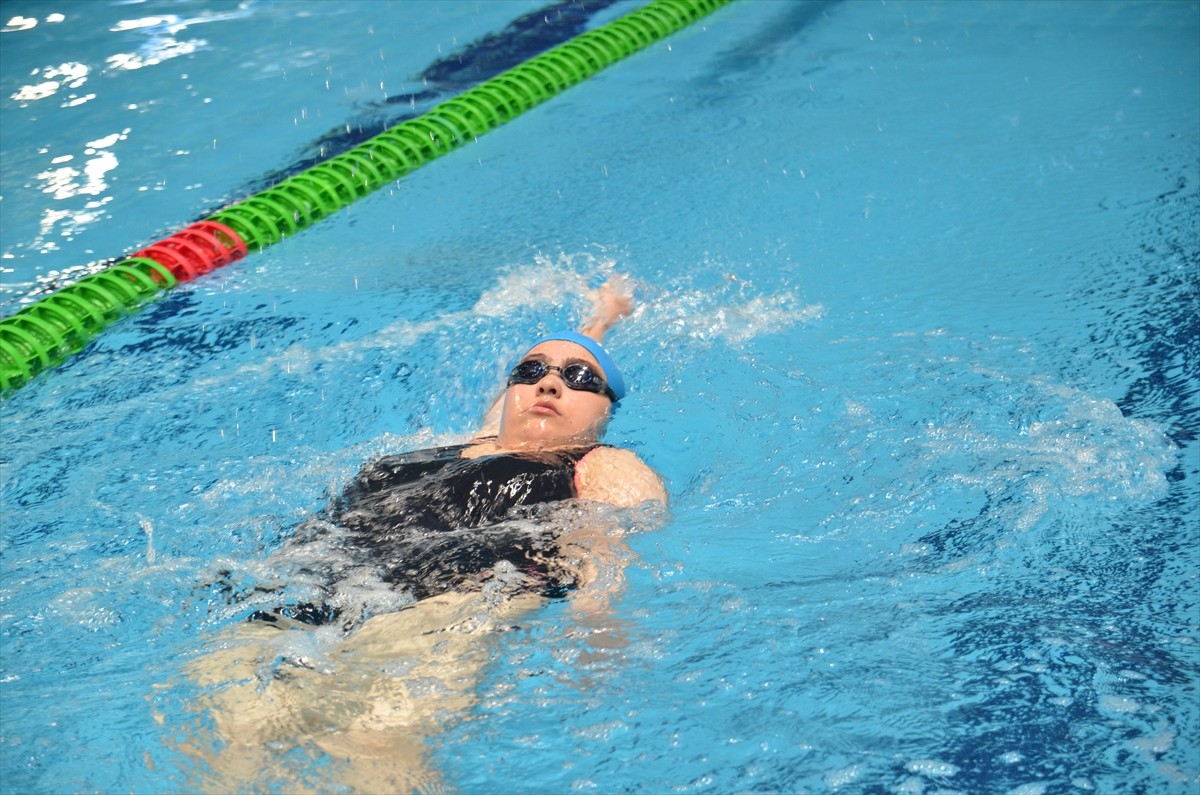Adana'da yaşayan ve SOBE Otizm Spor Oyunları için Konya'ya gelen 22 yaşındaki işitme engelli ve...