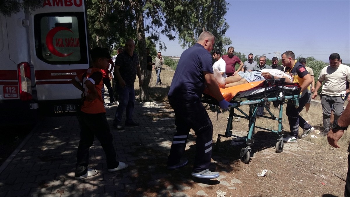 Adana'nın Ceyhan ilçesinde nehre düşen kişi, itfaiye ekiplerince kurtarılarak hastaneye...