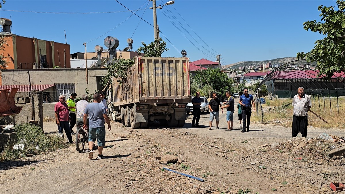 Adana'nın Kozan ilçesinde fren arızası nedeniyle römorka ve bir evin bahçe duvarına çarparak...