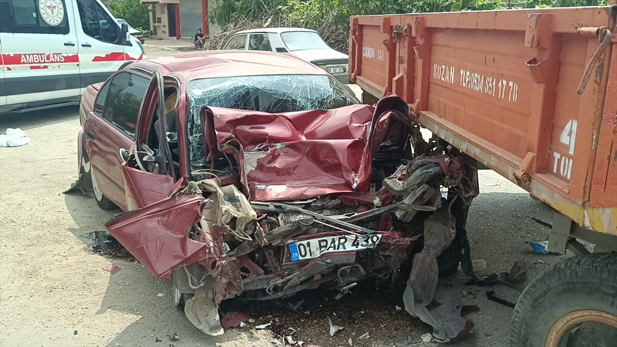 Adana'nın Kozan ilçesinde otomobil ile traktörün çarpıştığı kazada yaralanan 2 sürücü hastaneye...