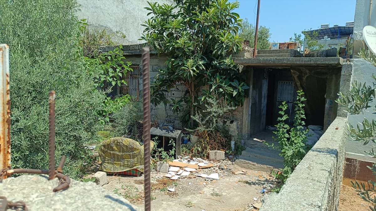 Adana'nın merkez Yüreğir ilçesinde annesini sopayla darbederek öldürdüğü öne sürülen zanlı...