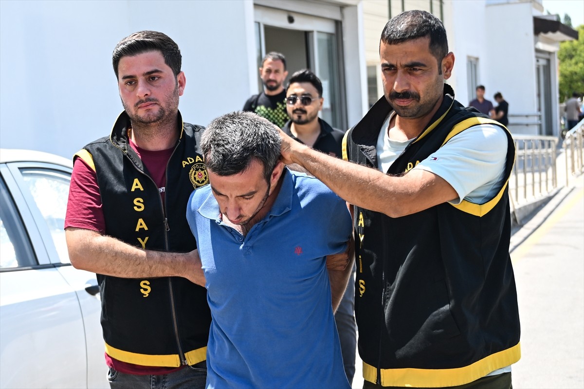 Adana'nın merkez Yüreğir ilçesinde dün annesini sopayla darbederek öldürdüğü iddiasıyla gözaltına...