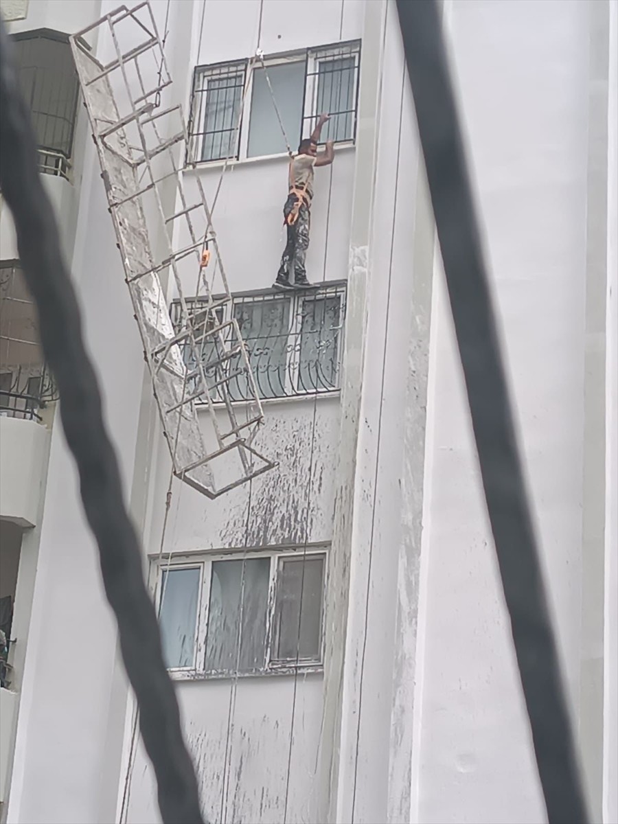 Adana'nın Yüreğir ilçesinde bir apartmanın dış cephesinin boyanması sırasında halatı kopan...