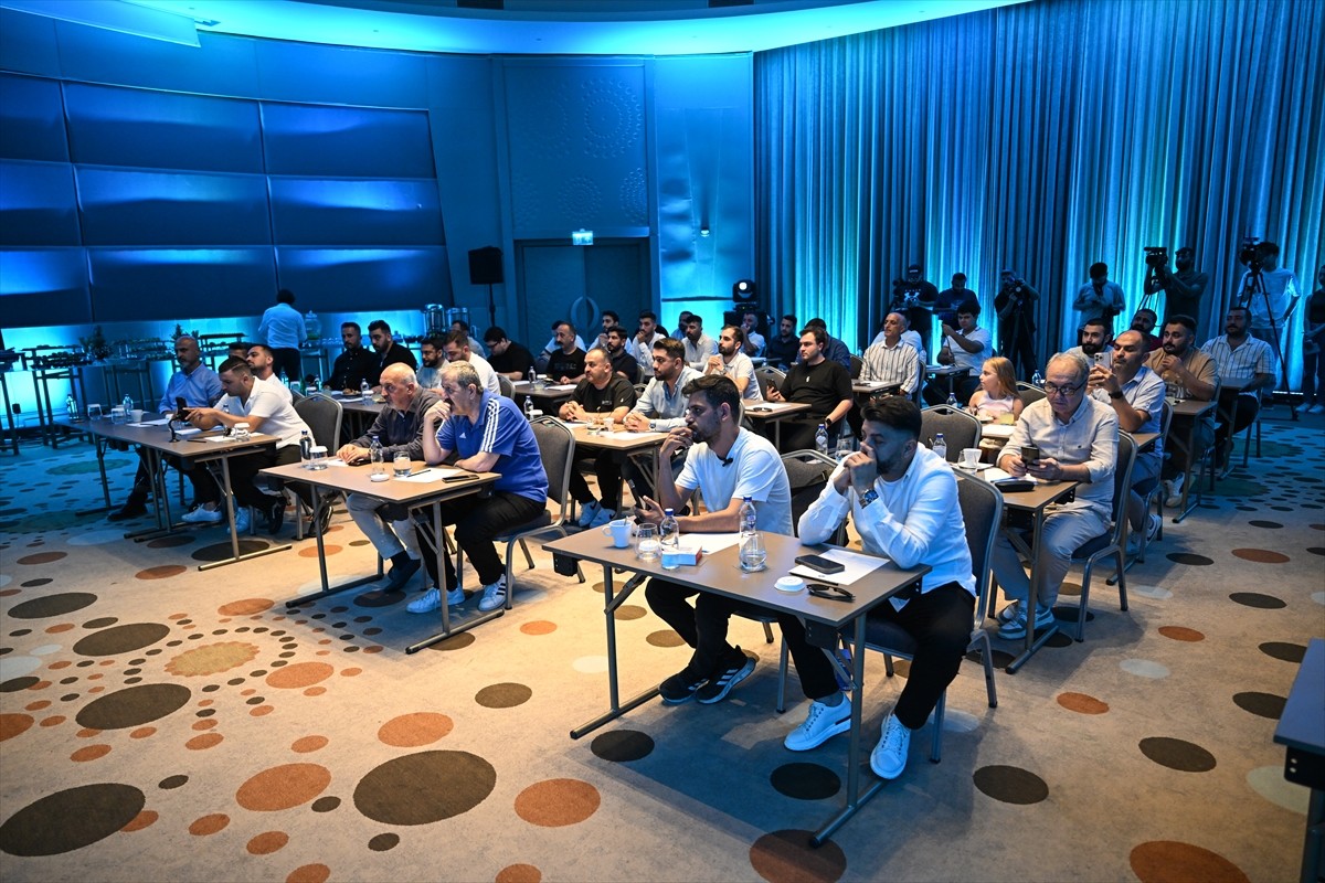 Adana Demirspor Şimşekler Grubu Taraftar Derneği, mali sıkıntıdaki takımları için "Yaşasın...