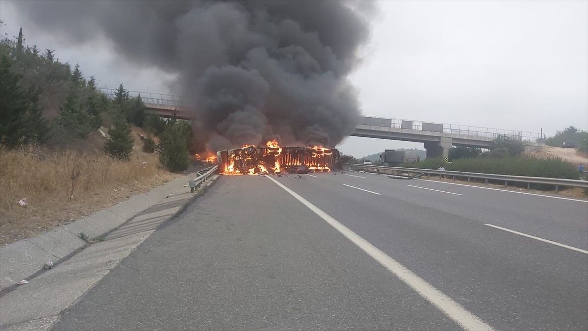 Adana-Pozantı Otoyolu'nda devrilen tırda çıkan yangın itfaiye ekiplerince söndürüldü. Yangında...