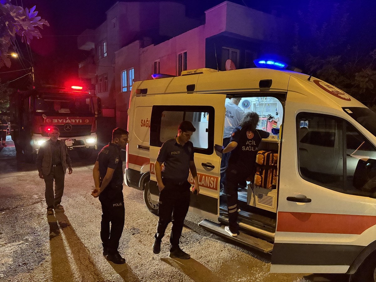 Adıyaman'da bir evde çıkan yangında 2 kişi dumandan etkilendi. Bölgeye itfaiye ve sağlık ekipleri...