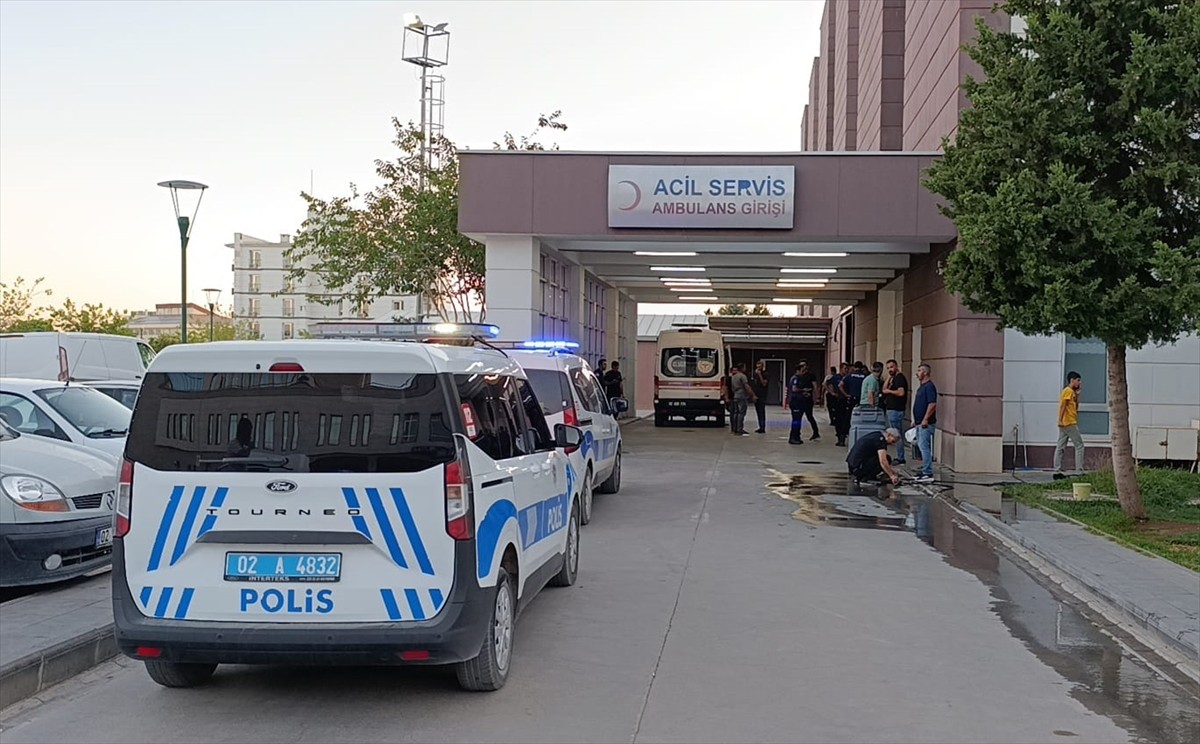Adıyaman'da iki grup arasında çıkan silahlı kavgada 2 kişi yaralandı. Yaralılar ambulanslarla...