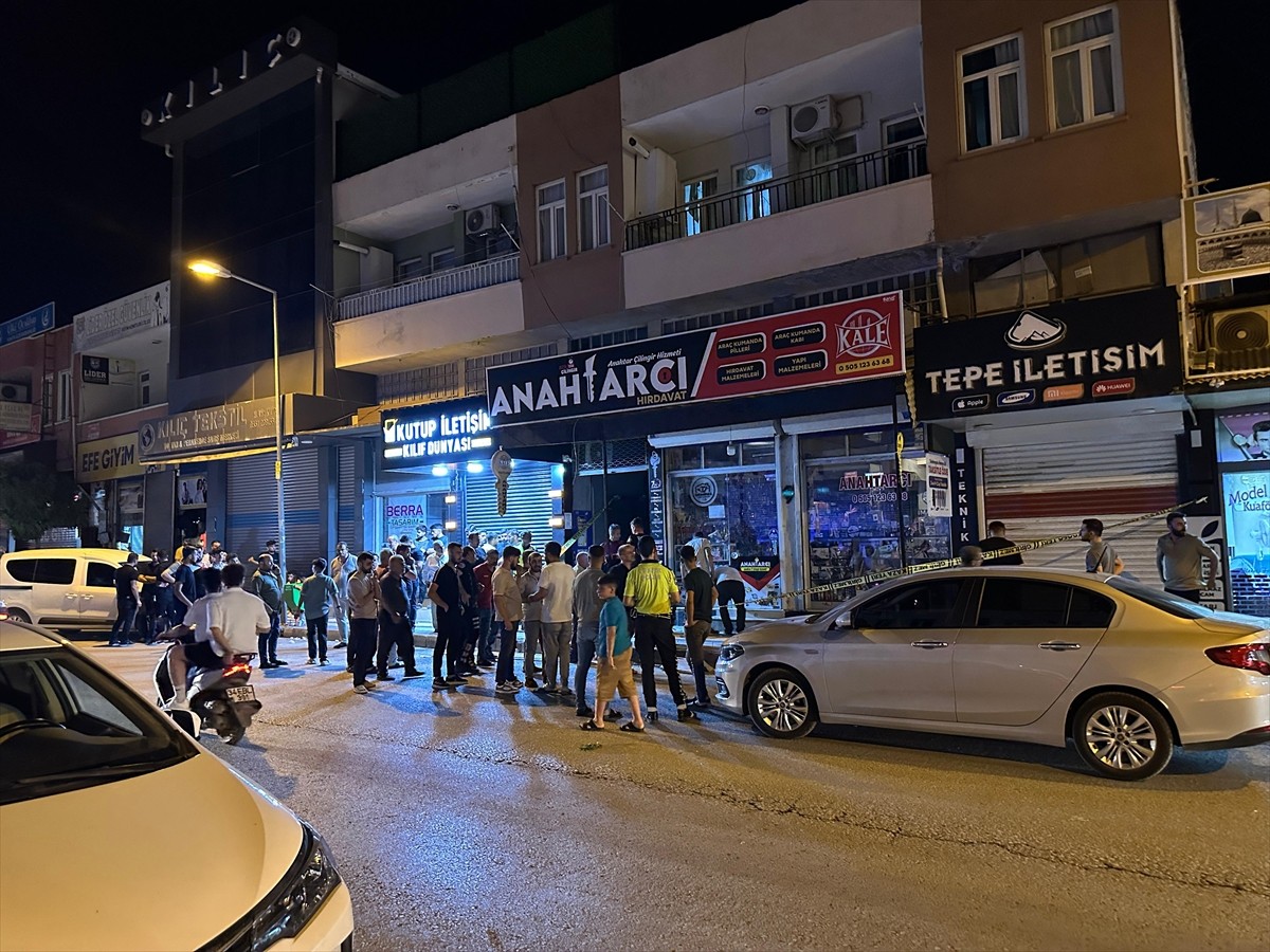 Adıyaman'ın Kahta ilçesinde iki grup arasında çıkan bıçaklı ve silahlı kavgada 5 kişi yaralandı....