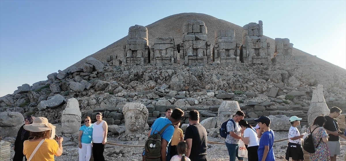 Adıyaman Nemrut Dağı’nda ziyaretçi yoğunluğu artıyor. UNESCO Dünya Kültür Miras Listesi'nde yer...