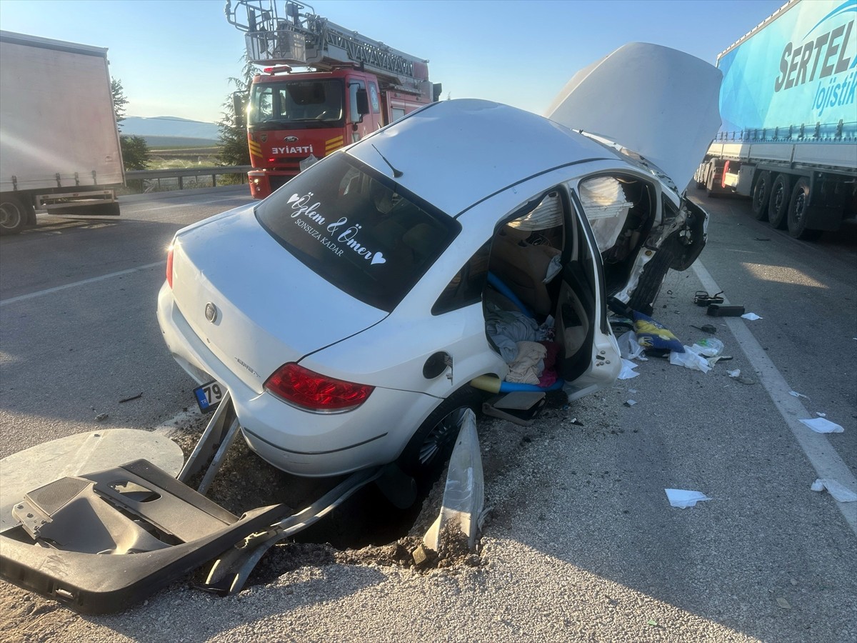 Afyonkarahisar'da meydana gelen trafik kazasında 1 üsteğmen öldü, eşinin de aralarında bulunduğu 2...