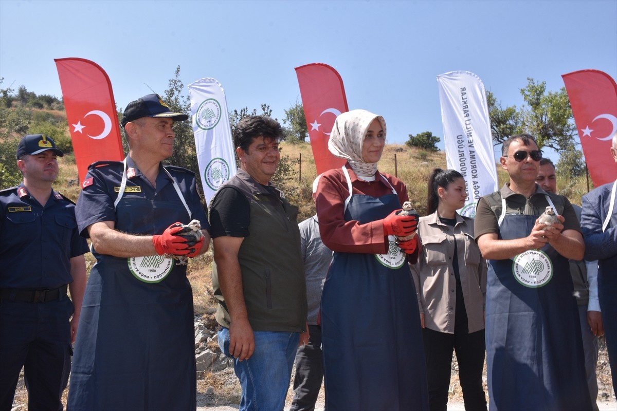 Afyonkarahisar'da yaban hayatının korunması ve doğal dengeyi desteklemek amacıyla doğaya 1000...