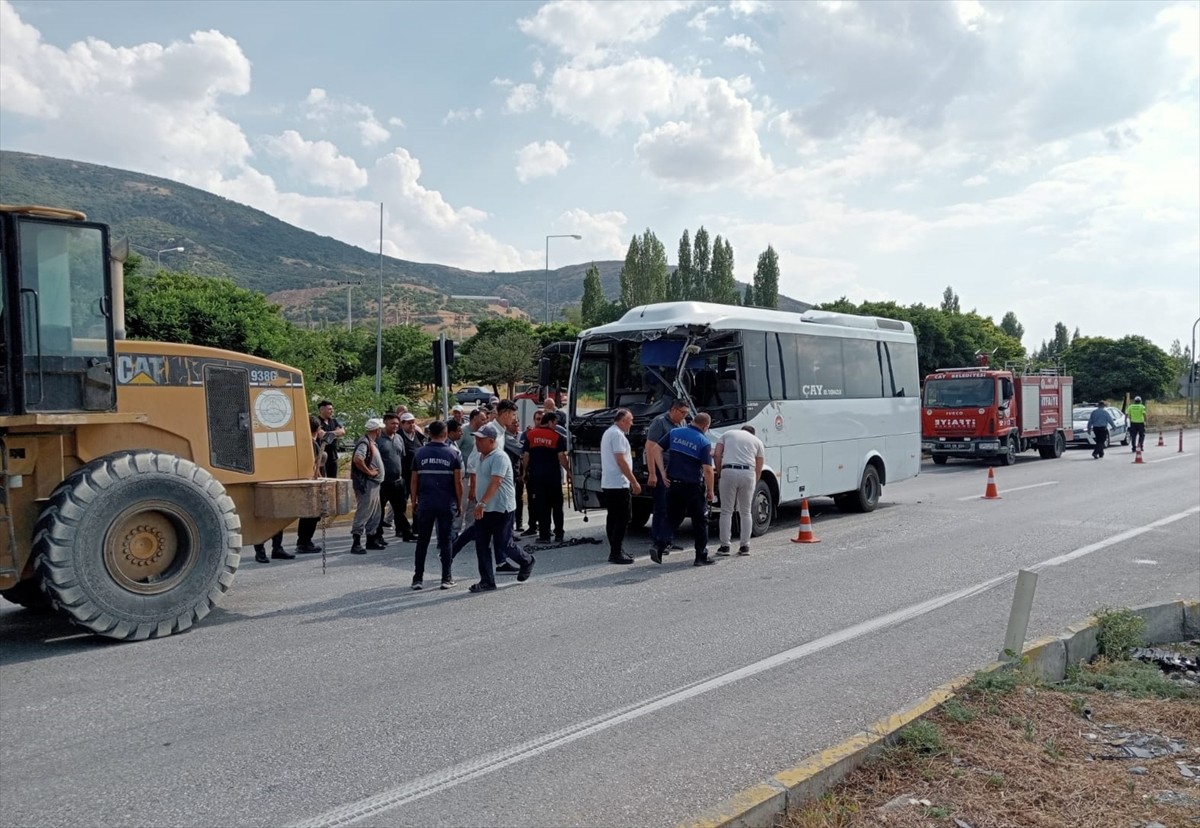  Afyonkarahisar'ın Çay ilçesinde otobüs ile kamyonun çarpışması sonucu biri çocuk 7 kişi...