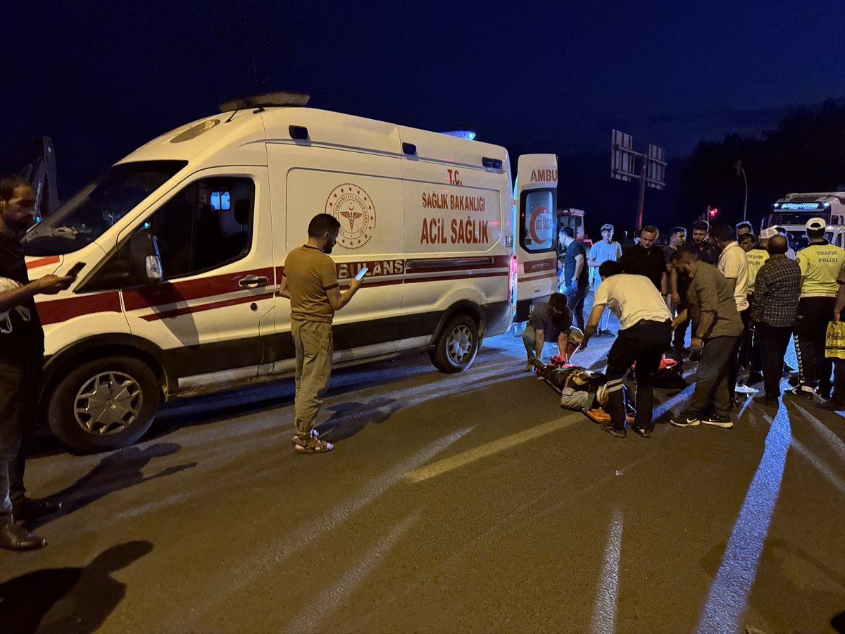 Ağrı'da yolun karşısına geçmeye çalışan kişi, otomobilin çarpması sonucu yaralandı. Yaralı, sağlık...