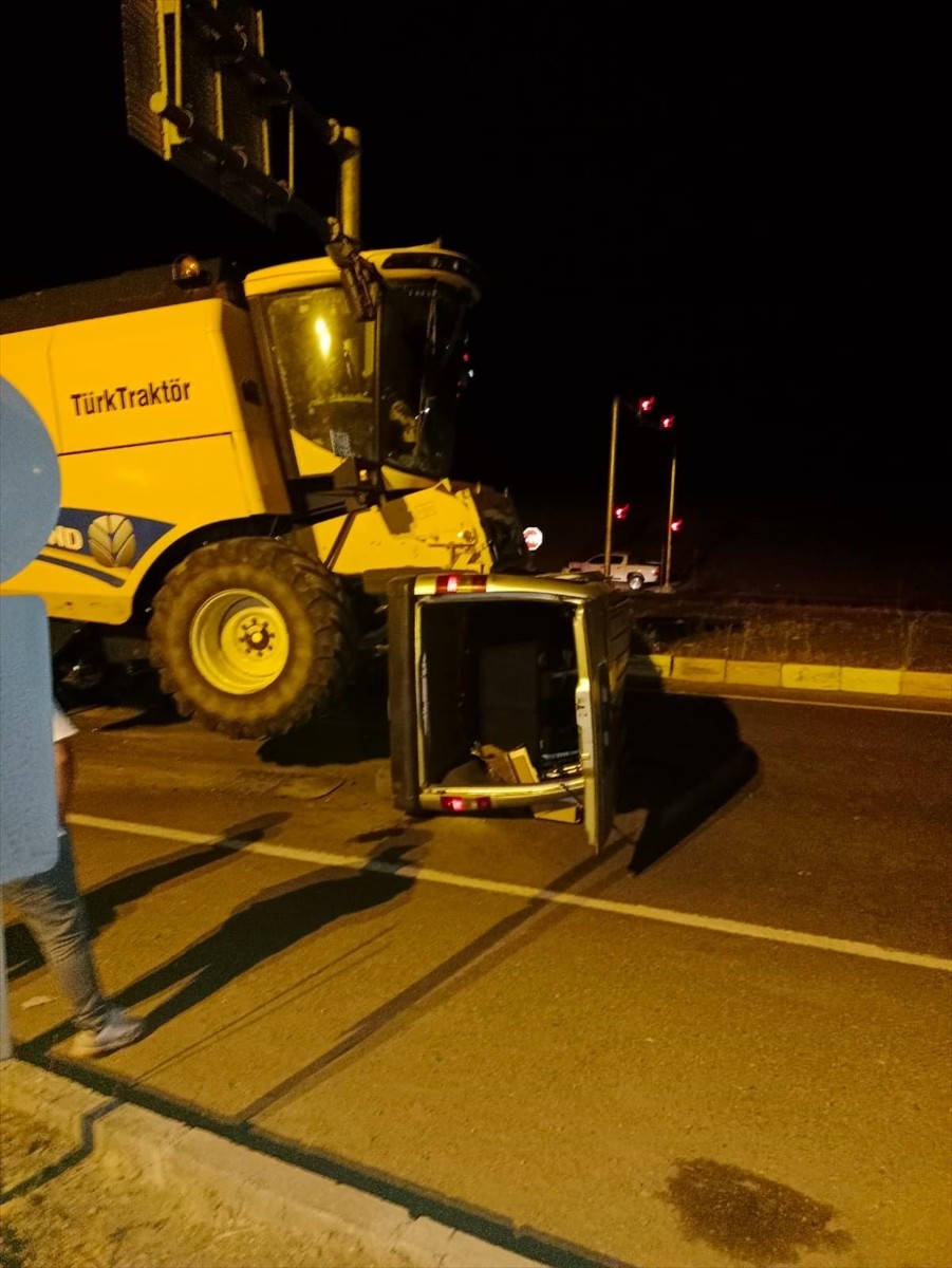 Ağrı'nın Tutak ilçesinde kamyonet ile biçerdöverin çarpışması sonucu 2 kişi yaralandı.