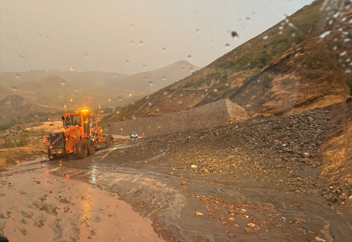 Ağrı-Kağızman kara yolu, şiddetli sağanak sonrası meydana gelen heyelan nedeniyle ulaşıma...