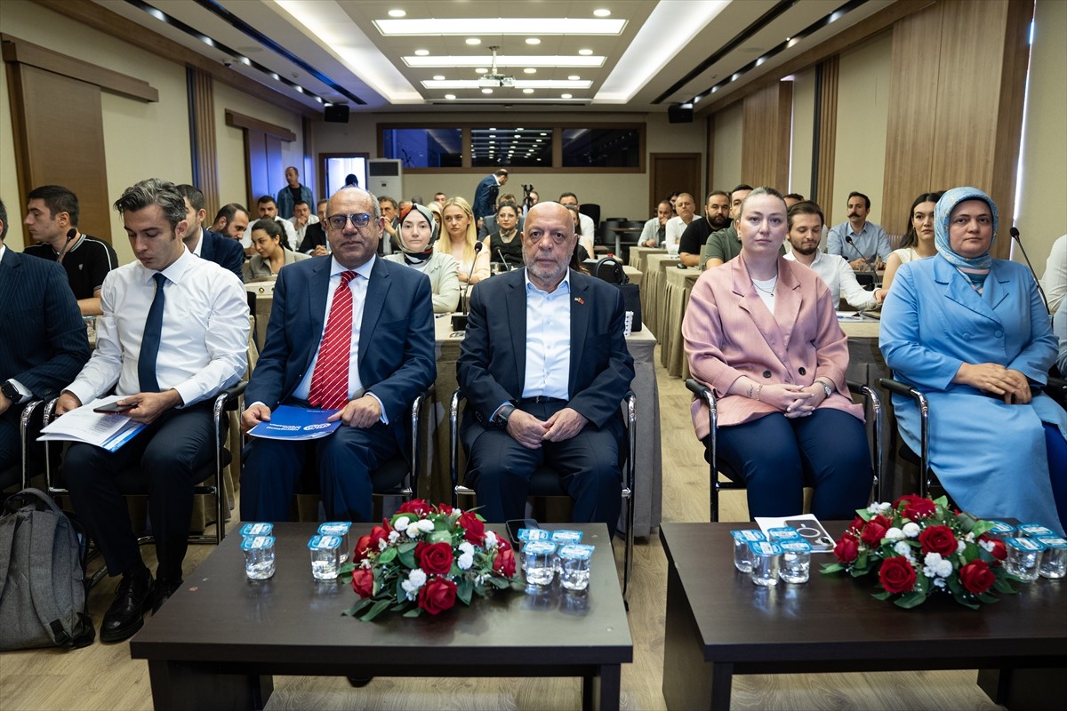 AK-İŞ Genel Başkanı Mahmut Arslan (ortada), HAK-İŞ binasında, Uluslararası Çalışma Örgütü (ILO)...