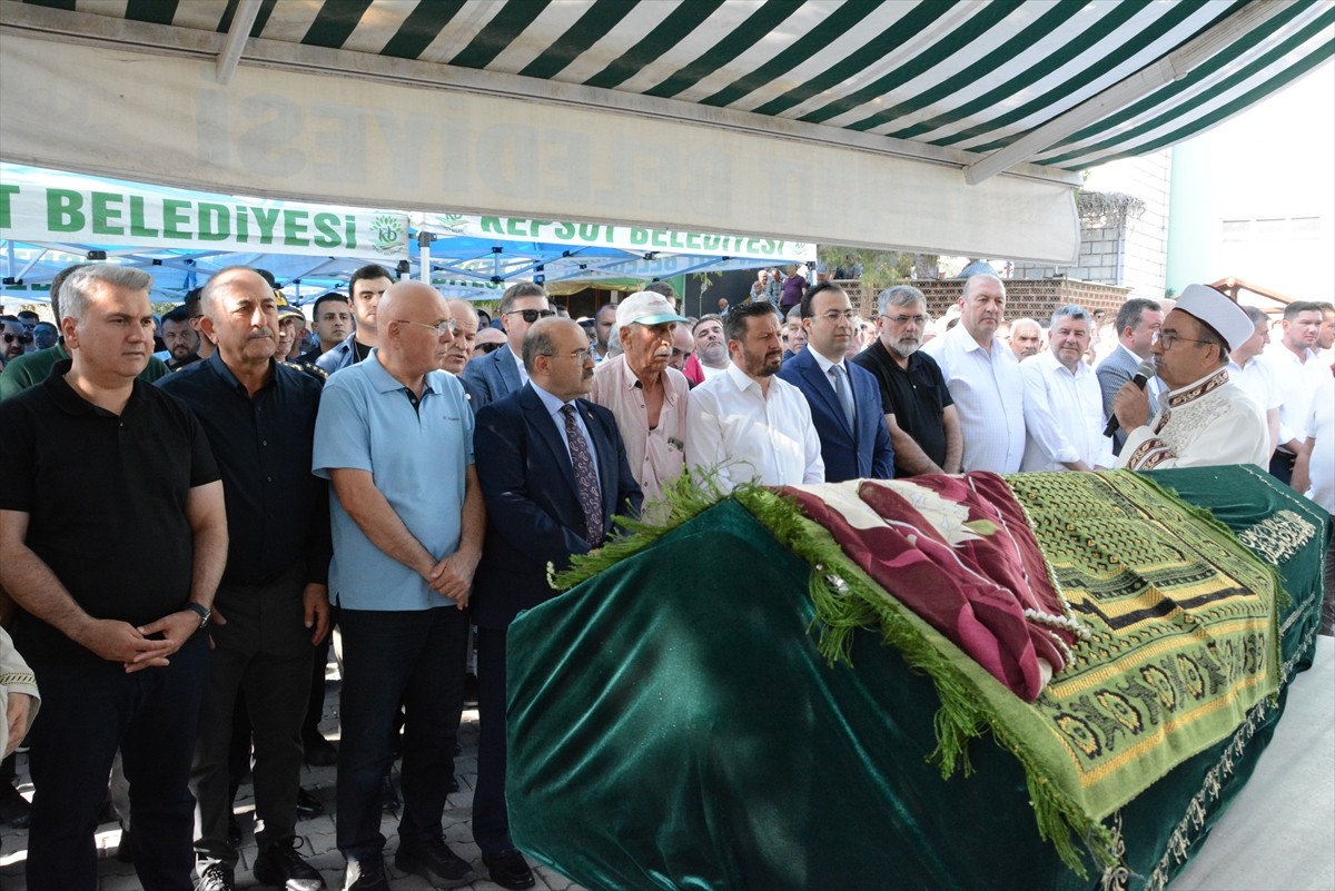 AK Parti Balıkesir Milletvekili İsmail Ok'un vefat eden annesi Fatma Ok defnedildi. Fatma Ok için...