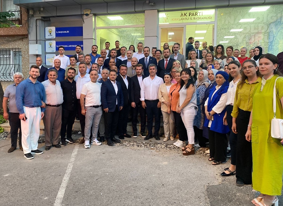 AK Parti Genel Başkan Yardımcısı Kürşad Zorlu (sağ 3), Kırklareli'nde partililerle bir araya...