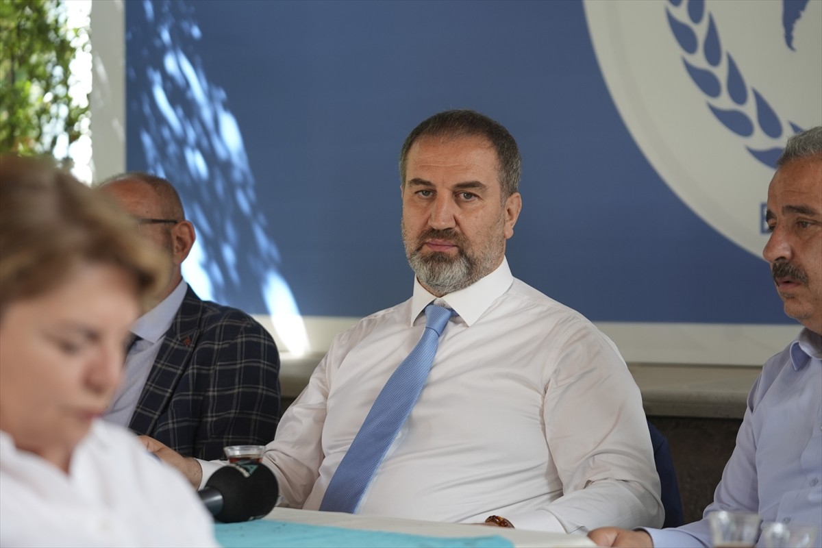 AK Parti Genel Başkan Yardımcısı Mustafa Şen (ortada), Türkiye Basın Federasyonu'nda düzenlenen...