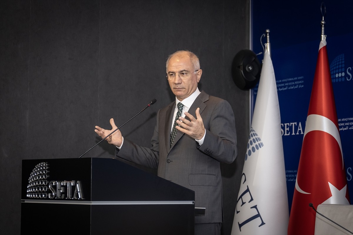 AK Parti Genel Başkanvekili Efkan Ala (ortada) ve SETA Genel Koordinatörü Nebi Miş (sol2), SETA...