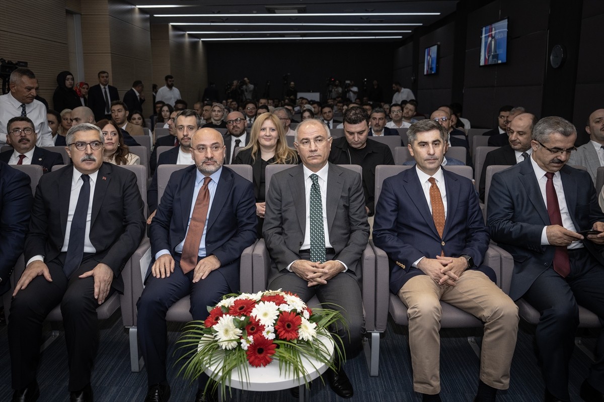 AK Parti Genel Başkanvekili Efkan Ala (ortada) ve SETA Genel Koordinatörü Nebi Miş (sol2), SETA...