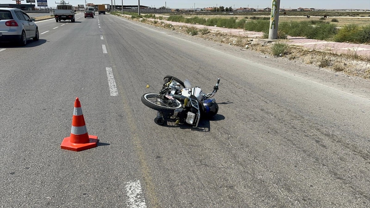 Aksaray'da sürücüsü "dur" ihtarına uymayan motosikletin çarptığı polis memuru yaralandı.