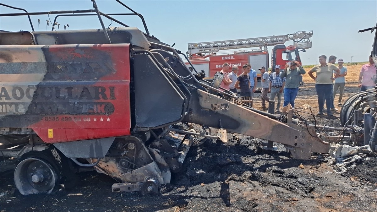 Aksaray'ın Eskil ilçesinde çıkan yangında bir balya makinesi ile traktör kullanılamaz hale...