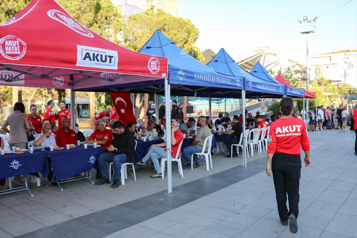 AKUT İzmir Temsilciliği, Eskişehir'in Seyitgazi ilçesindeki orman yangınına müdahale ederken...