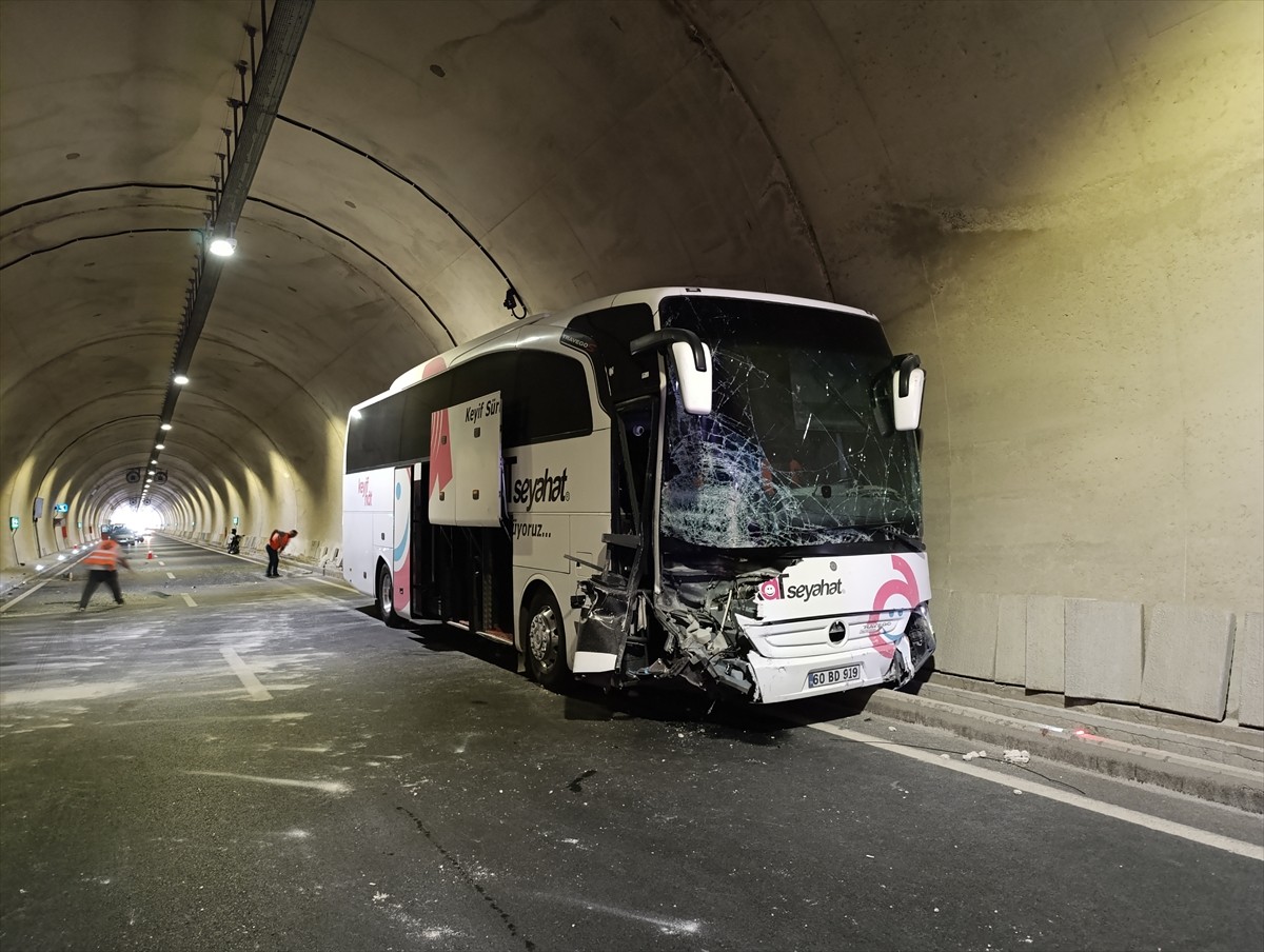 Amasya'da, yolcu otobüsüyle çarpışan traktörün sürücüsü yaralandı. 