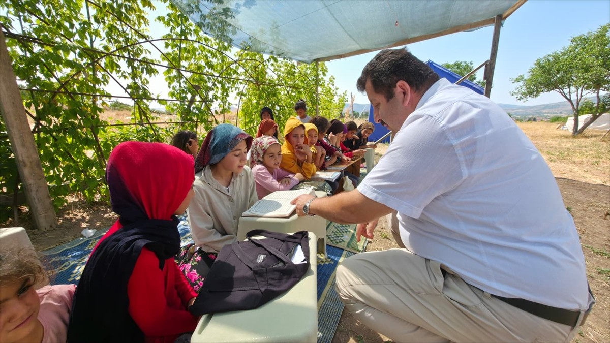 Amasya'nın Gümüşhacıköy ilçesinde mevsimlik tarım işçilerinin çocuklarına yönelik "Çadır Kur'an...