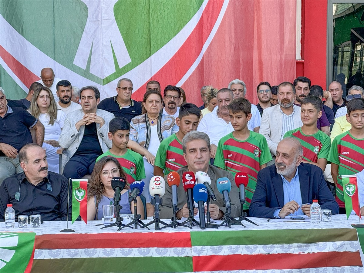 Amed Sportif Faaliyetler Kulübü Başkanı Burç Baysal (sağ 2), Amedspor Şehmus Özer Tesislerinde...