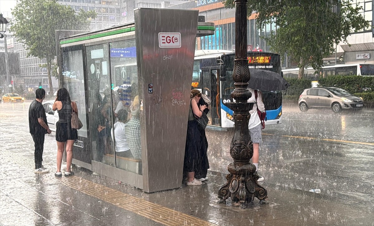Ankara'da akşam saatlerinde başlayan sağanak, 15 Temmuz Kızılay Milli İrade Meydanı'nda da...