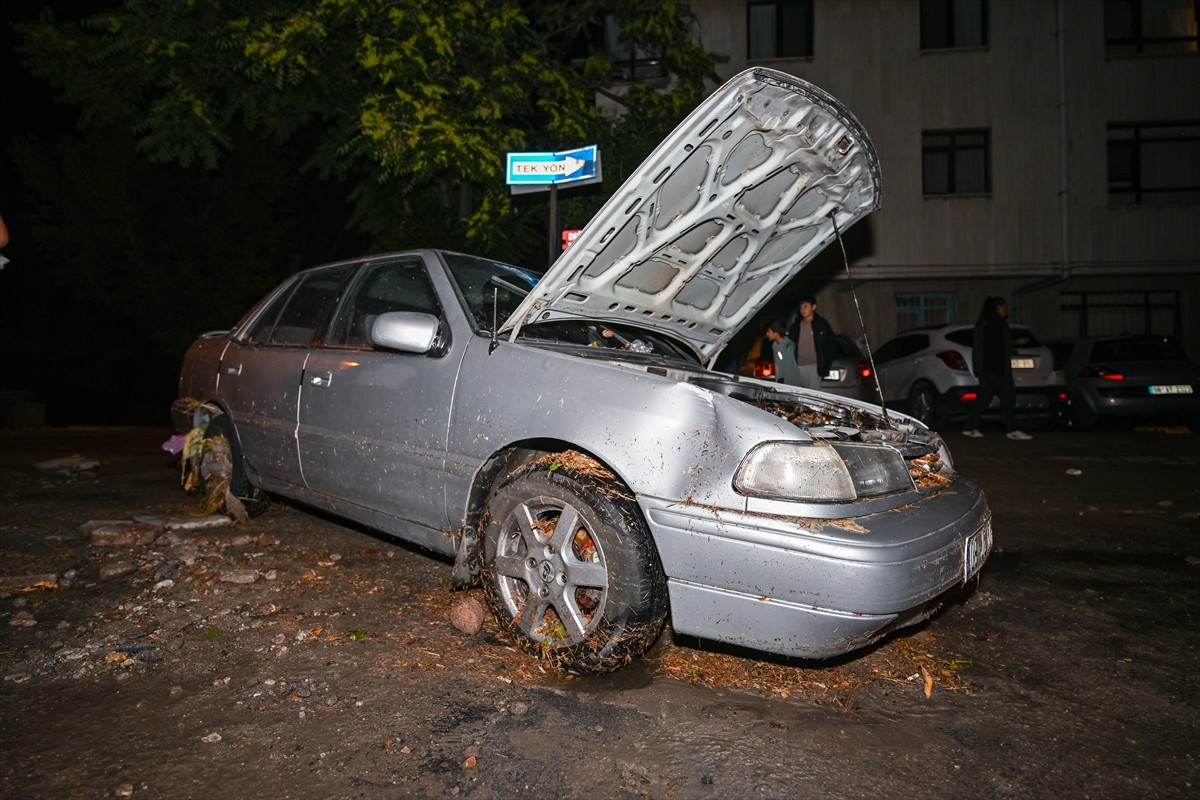 Ankara'da akşam saatlerinde yağmur etkili oldu. Yağışın etkili olduğu bölgelerde bazı araçların...