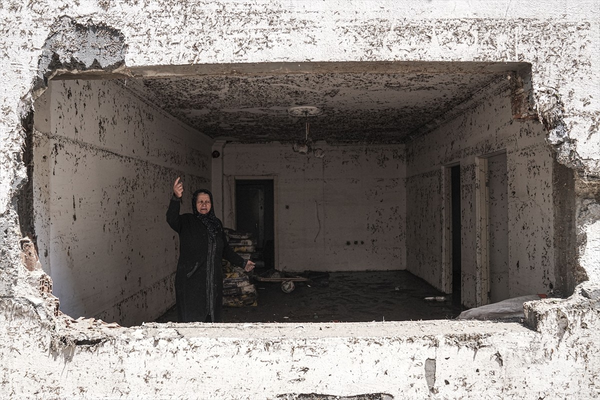 Ankara'da etkili olan sağanağın ardından, günün ağarmasıyla vatandaşlar su basan evlerinde...