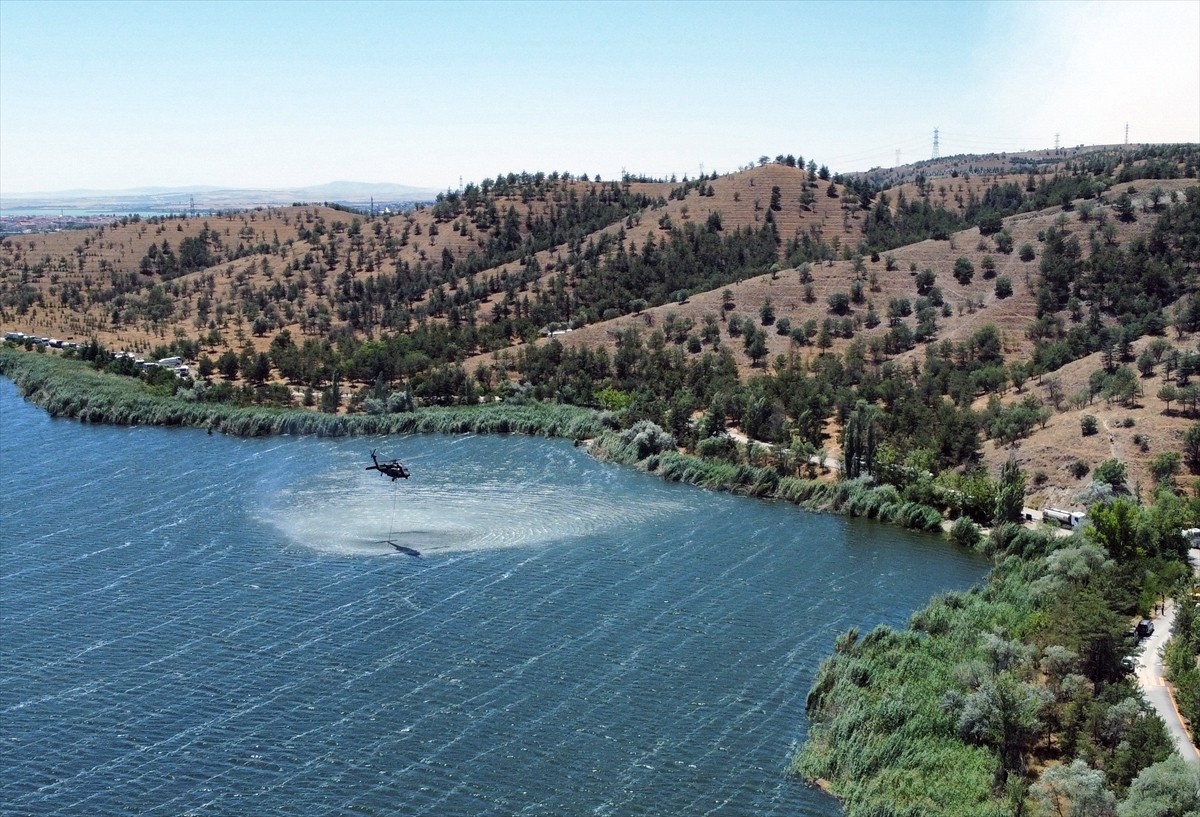 Ankara'da Eymir Gölü yakınlarındaki ormanlık alanda çıkan yangın söndürülmeye...
