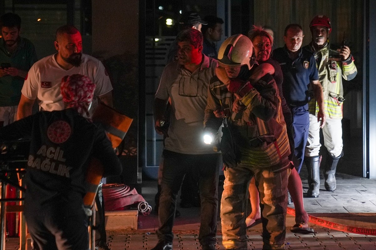 Ankara'nın Çankaya ilçesinde 26 katlı bir binada çıkan yangına itfaiye ekiplerinin müdahalesi...