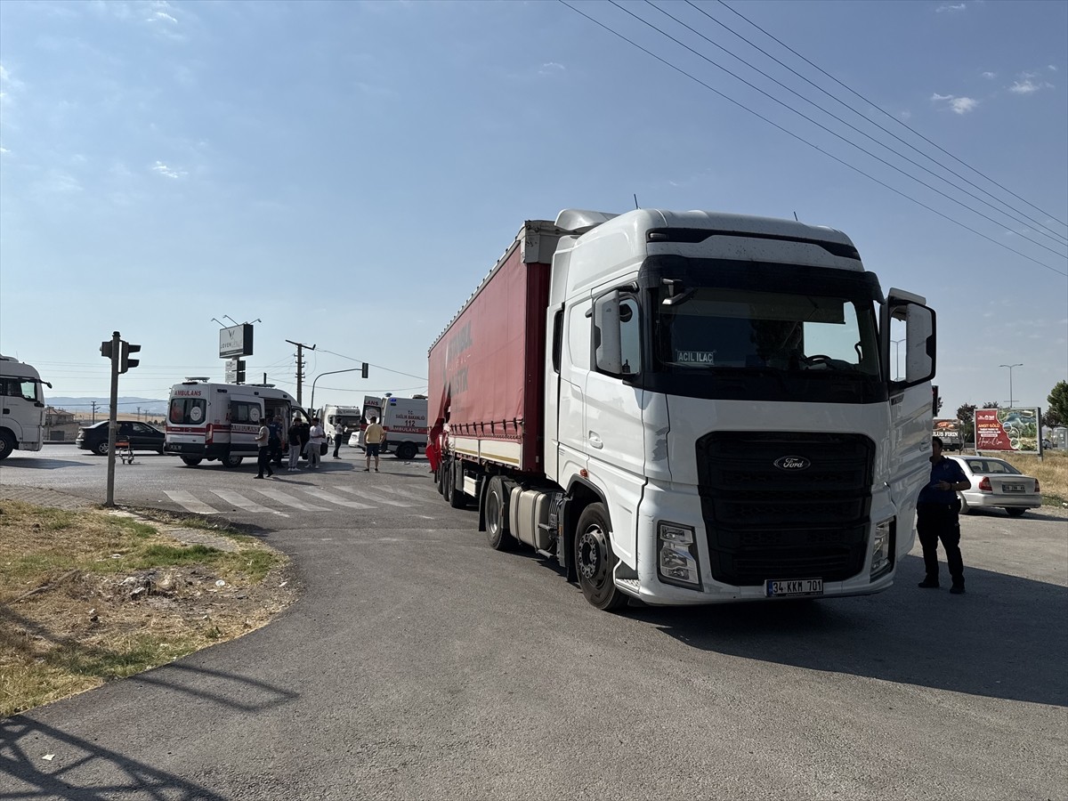 Ankara'nın Çubuk ilçesinde hasta taşıyan ambulans ile tırın çarpışması sonucu 5 kişi yaralandı....