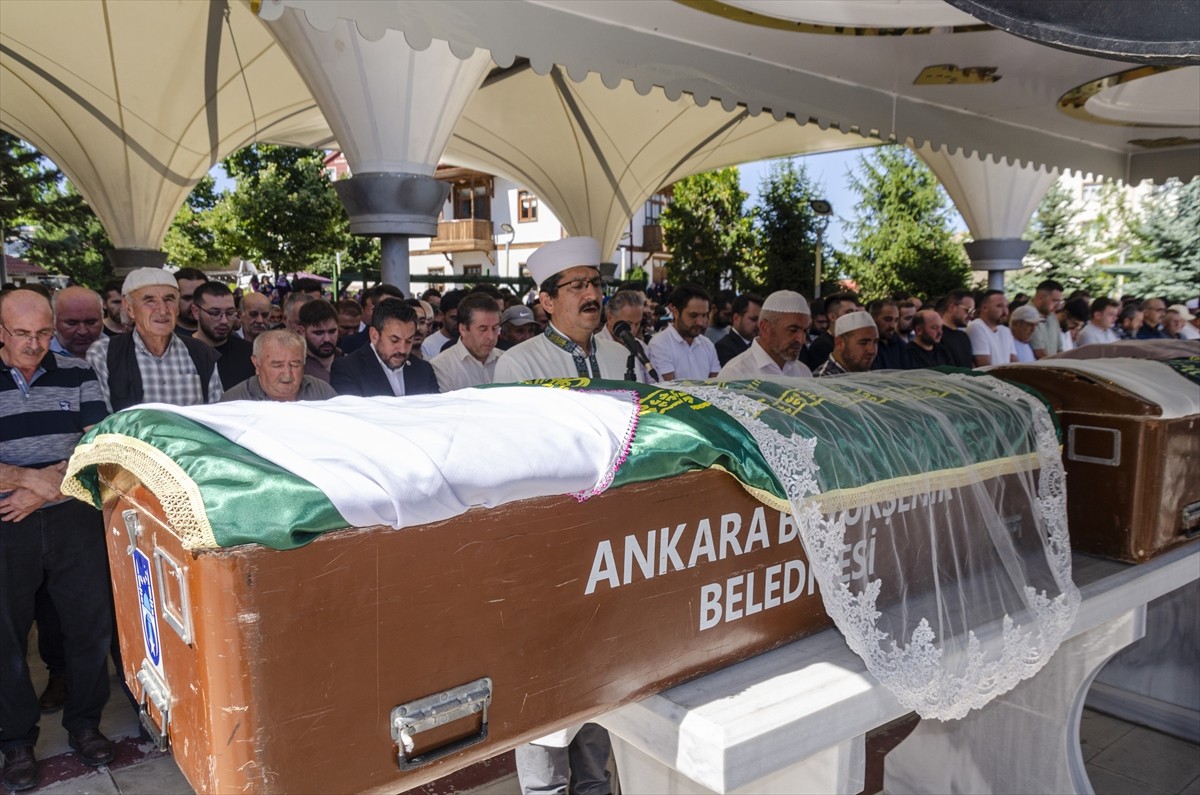 Ankara'nın Kahramankazan ilçesinde dün iki otomobilin çarpışması sonucu hayatını kaybeden 3 kişi...