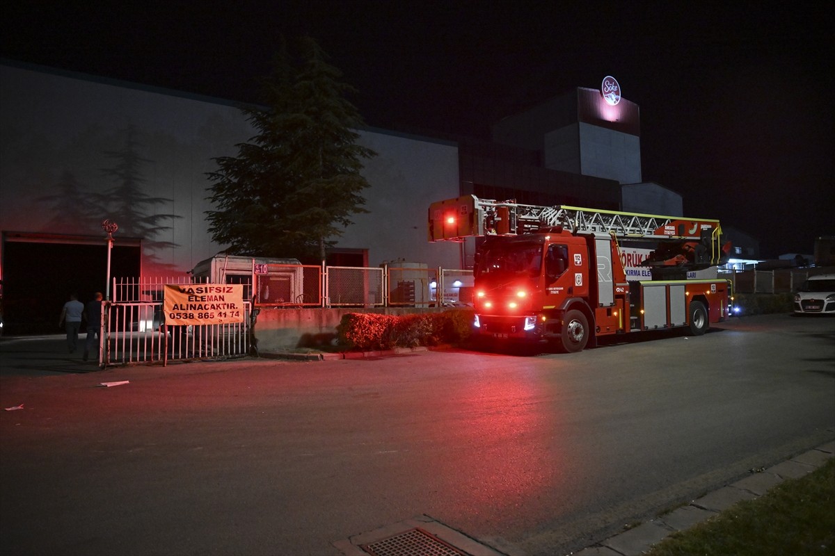 Ankara'nın Sincan ilçesinde, konveyör bant fabrikasında çıkan yangın söndürülmeye...