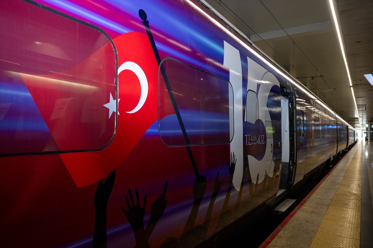  Ankara Tren Garı'nda düzenlenen, Ankara-İstanbul arasında ilk seferine çıkan "15 Temmuz Demokrasi...