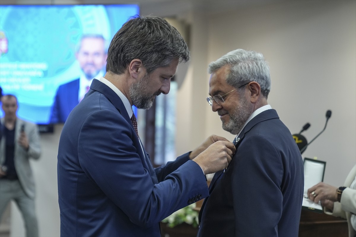 Ankara Üniversitesi Rektörü Prof. Dr. Necdet Ünüvar'a, "Macaristan Devlet Liyakat Nişanı" verildi....