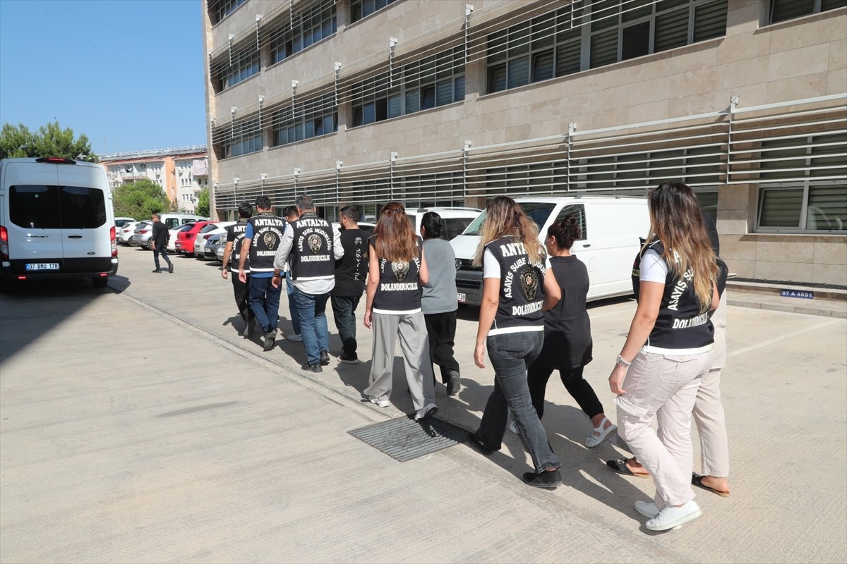 Antalya'da kendilerini beyaz eşya servis yetkilisi olarak tanıtarak dolandırıcılık yaptıkları...