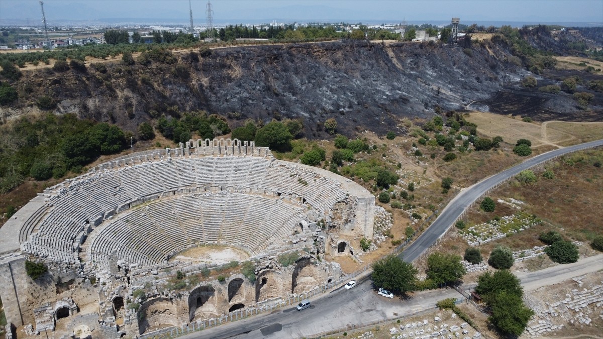 Antalya'nın Aksu ilçesinde, Kurşunlu Mahallesi'nde önceki gün çıkan ve Perge Antik Kenti...