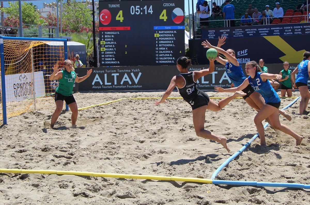 Antalya'nın Alanya ilçesinde düzenlenen 17 Yaş Altı EHF Avrupa Plaj Hentbolu Şampiyonası'nda 17...