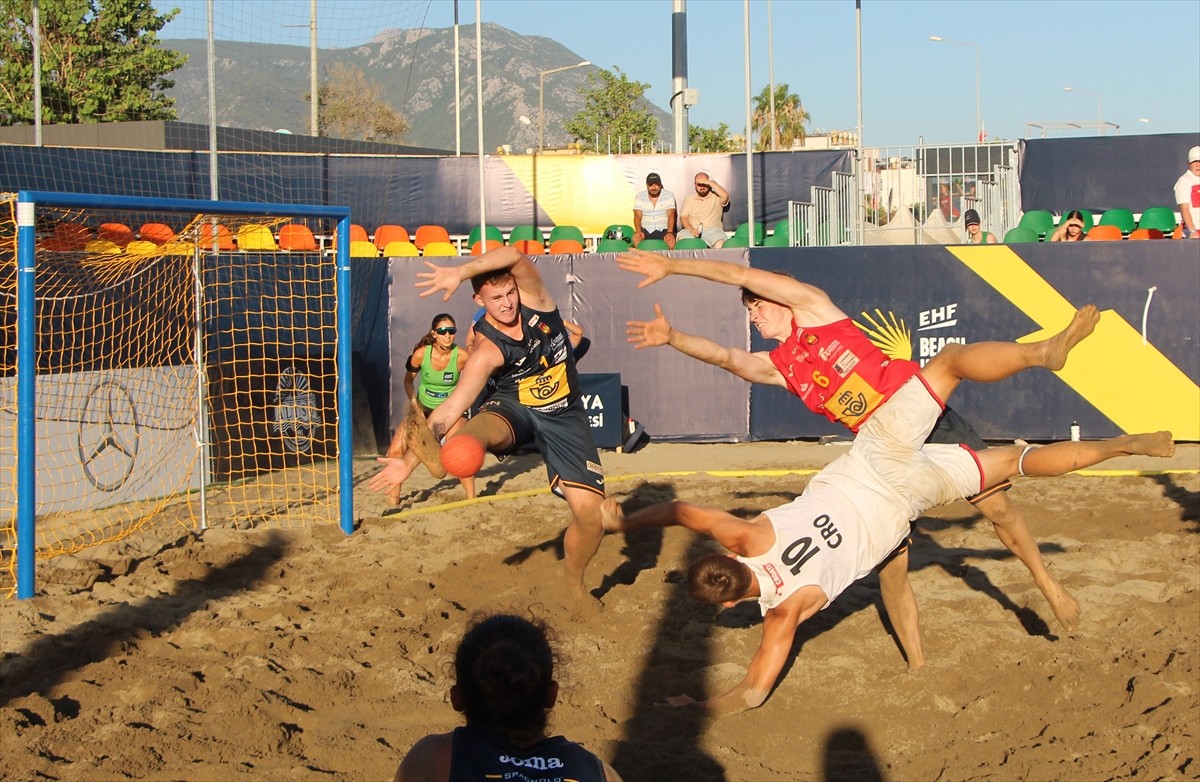 Antalya'nın Alanya ilçesinde düzenlenen 17 Yaş Altı EHF Avrupa Plaj Hentbolu Şampiyonası'nda yarı...