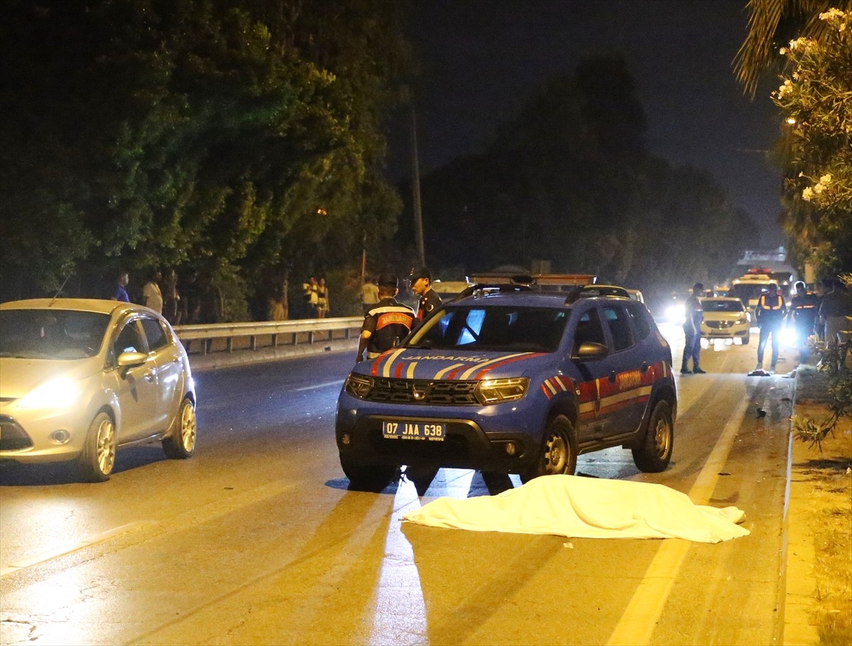  Antalya'nın Alanya ilçesinde yolun karşısına geçmeye çalışan Litvanyalı kadın turist, otomobilin...