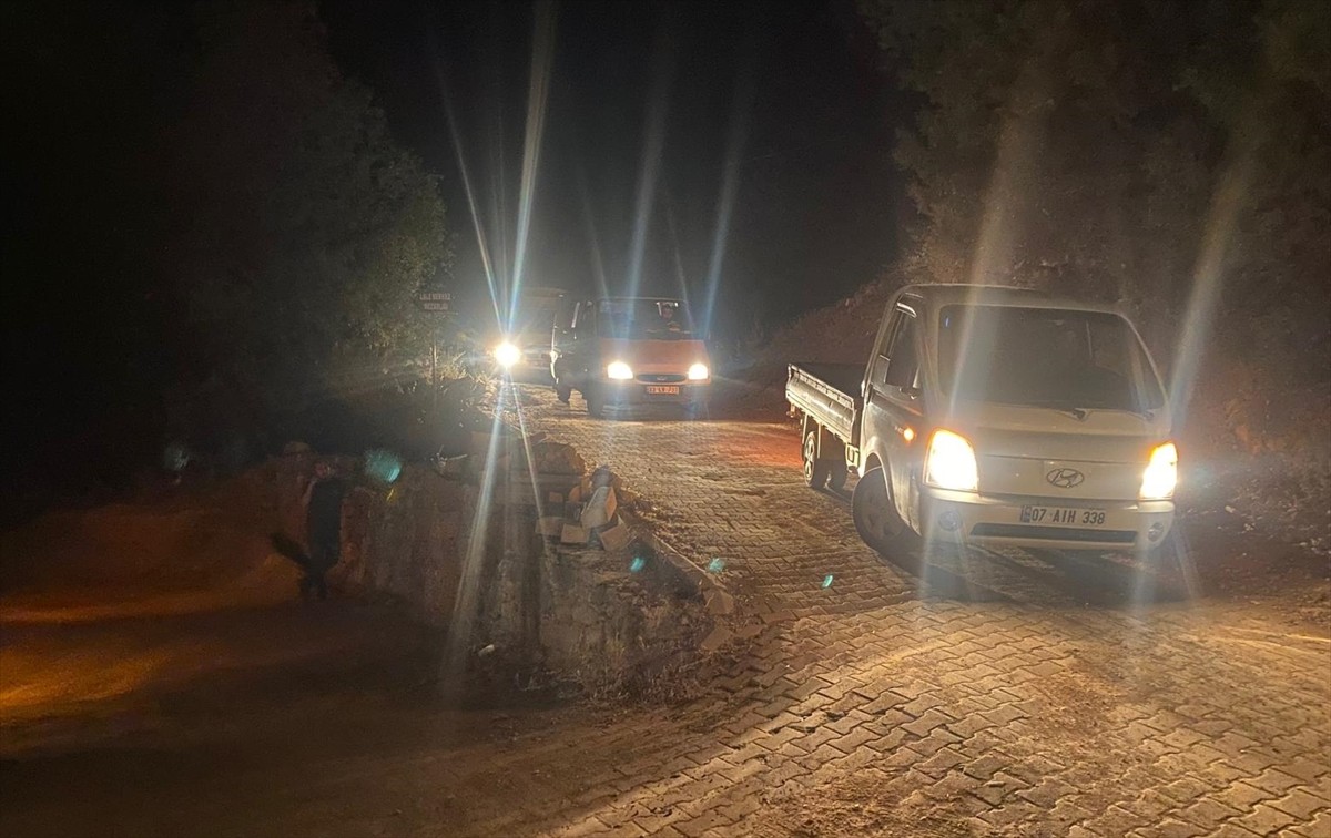 Antalya'nın Gazipaşa ilçesinde süren orman yangını nedeniyle Mersin'in Anamur ilçesindeki iki...