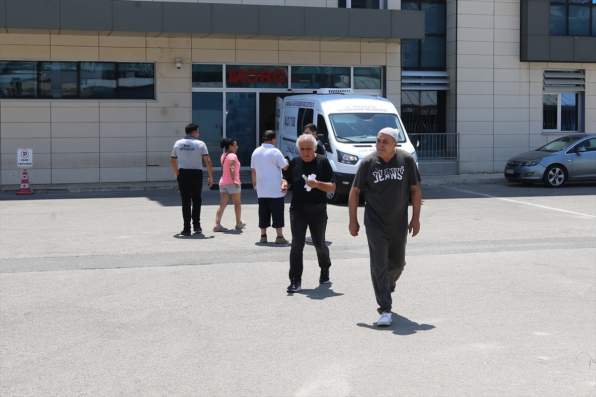 Antalya'nın Konyaaltı ilçesinde kontrolden çıkan otomobilin yol kenarında bekleyen otomobil ve...