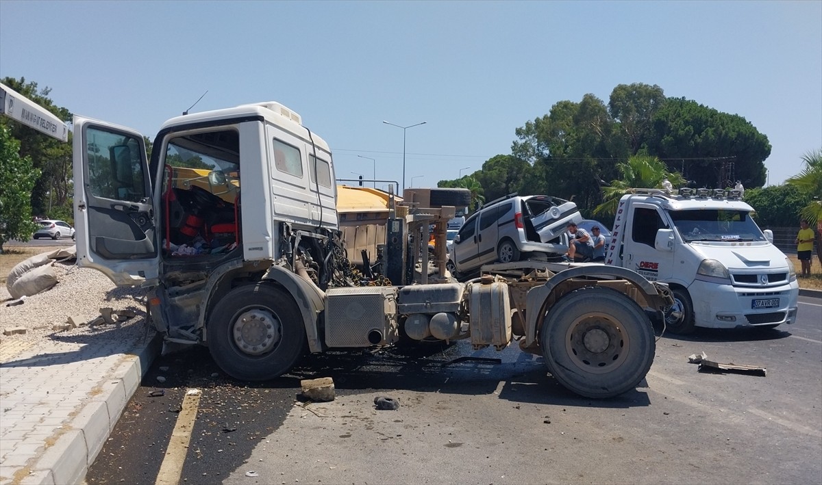 Antalya'nın Manavgat ilçesinde tırla çarpışan hafif ticari aracın sürücüsü hayatını...